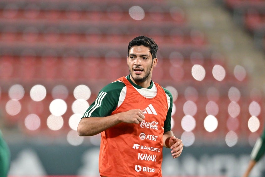 Raúl Jiménez en entrenamiento con el Tri