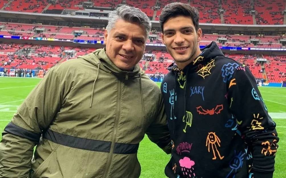 Raúl Jiménez junto a su padre