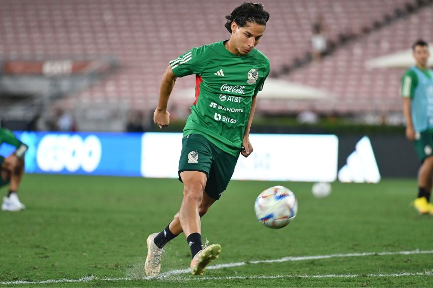 Diego Lainez entrenando con la Selección Mexicana