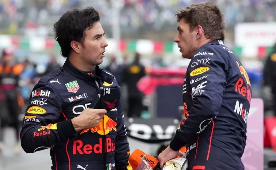 Pérez charla con Verstappen