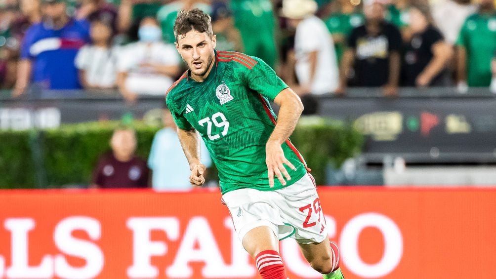 Santiago Giménez durante un partido