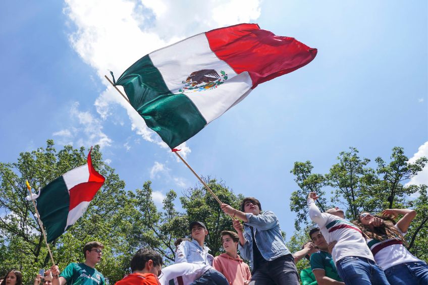 Aficionados mexicanos festejando un triunfo