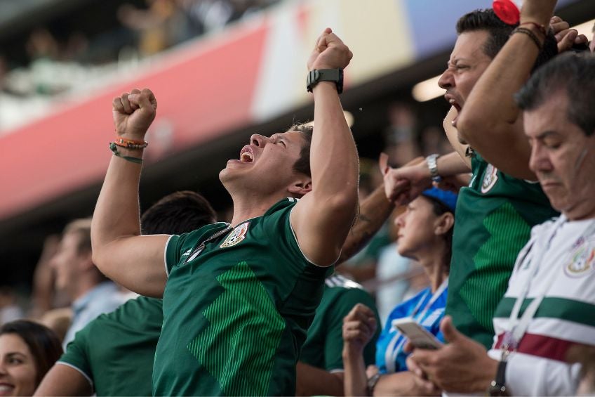 Aficionados mexicanos festejando un triunfo