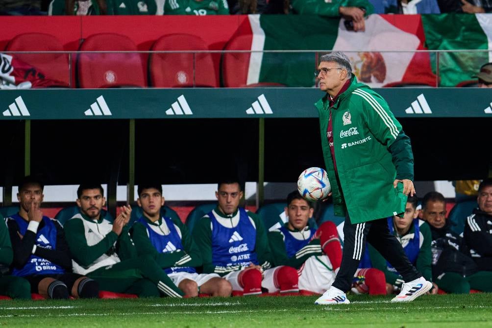 Gerardo Martino dirigiendo ante Suecia