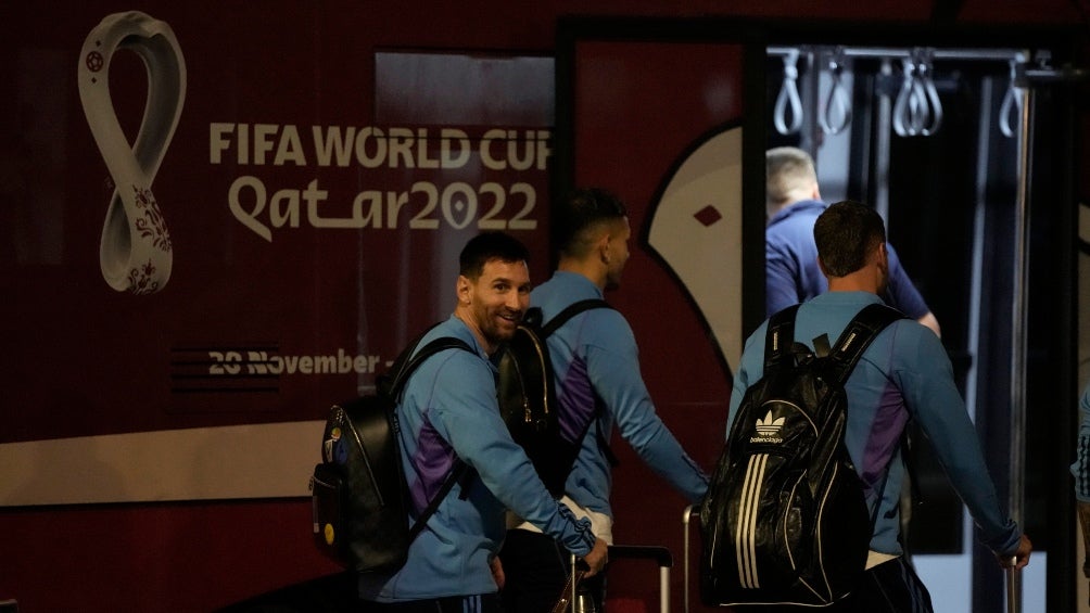 Messi en la llegada de Argentina a Qatar