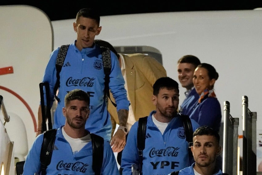 Messi y Di María en la llegada de Argentina a Qatar