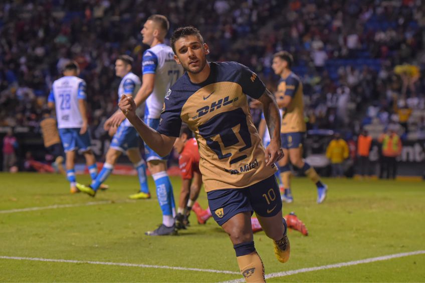 Toto Salvio festejando un gol