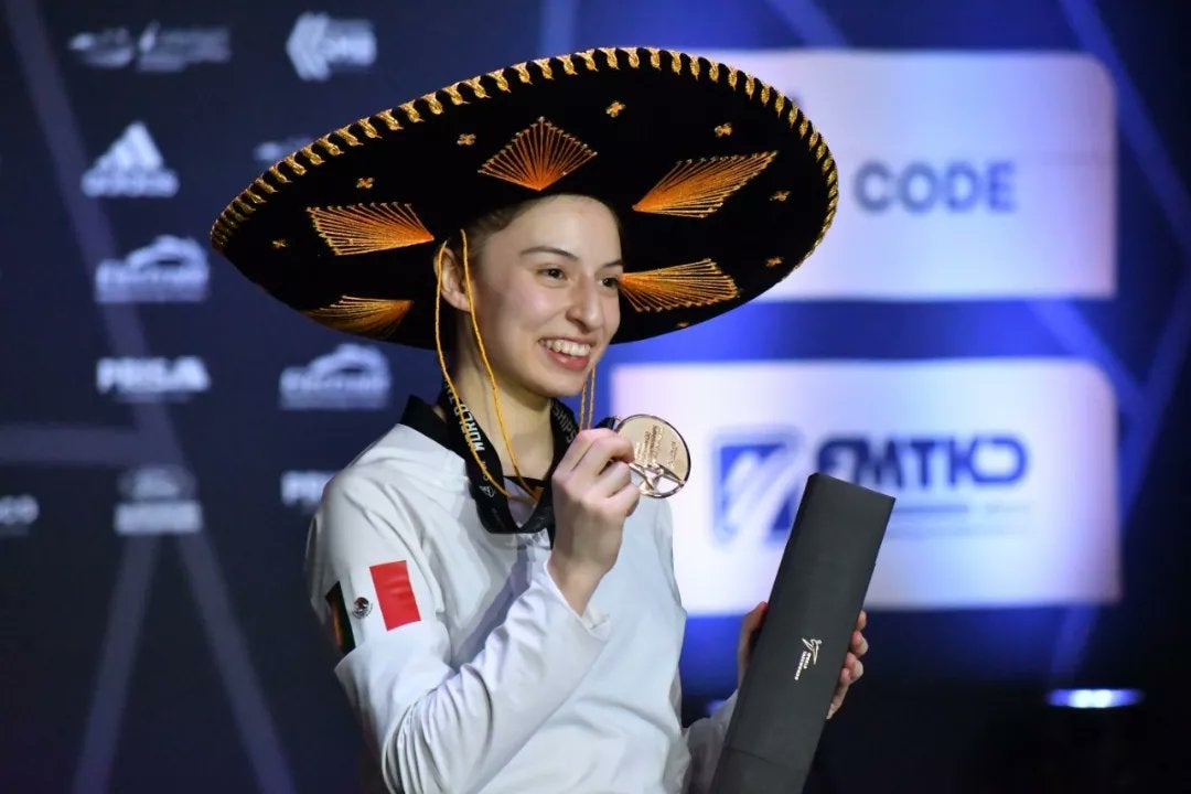 Daniela Souza con la medalla de oro