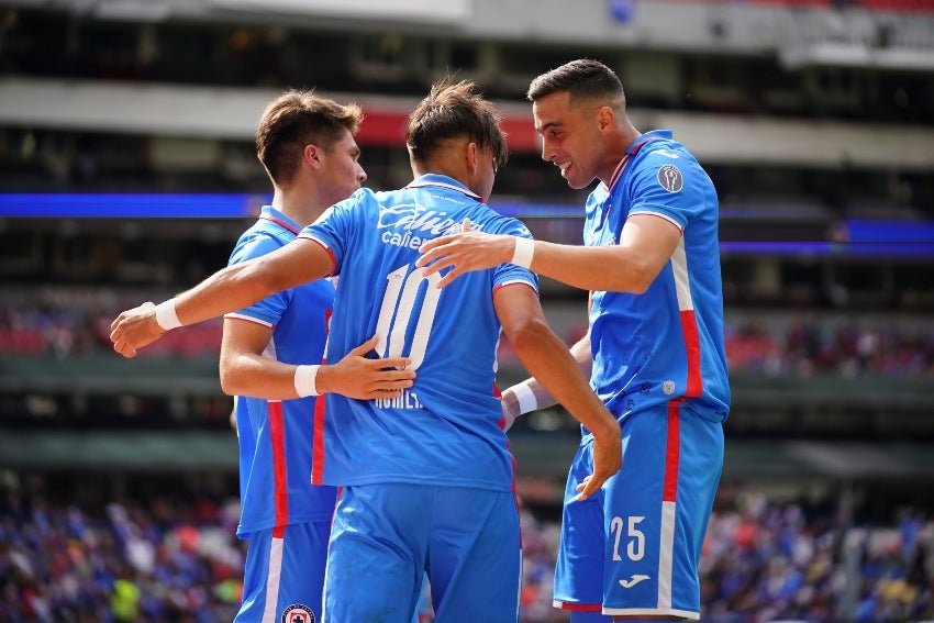 Cruz Azul en celebración de gol