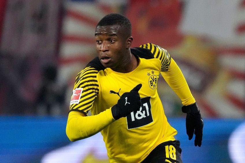 Youssoufa Moukoko durante un partido del Borussia Dortmund