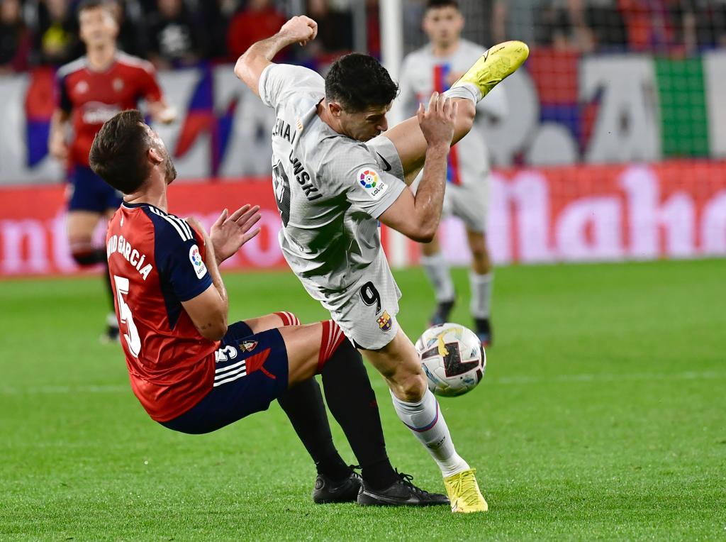 Robert siendo golpeado por un jugador del Osasuna