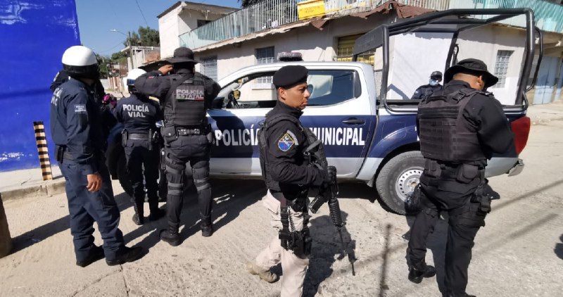 Policías que acordonaron el área