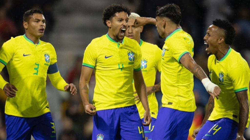 Escuadra de Brasil celebrando 