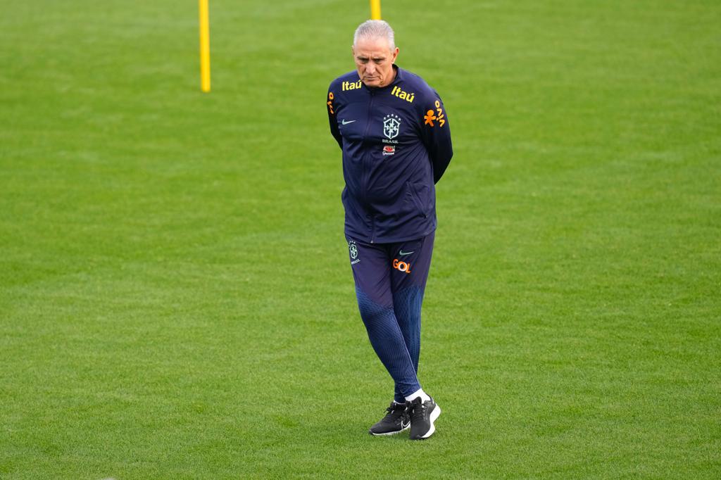 Tite dirigiendo el entrenamiento 