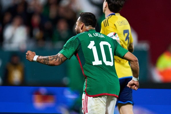 Alexis Vega en acción con el Tri frente a Suecia