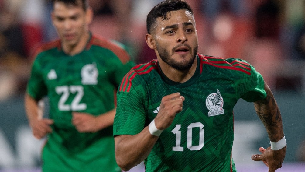 Alexis Vega celebra con el Tri frente a Suecia