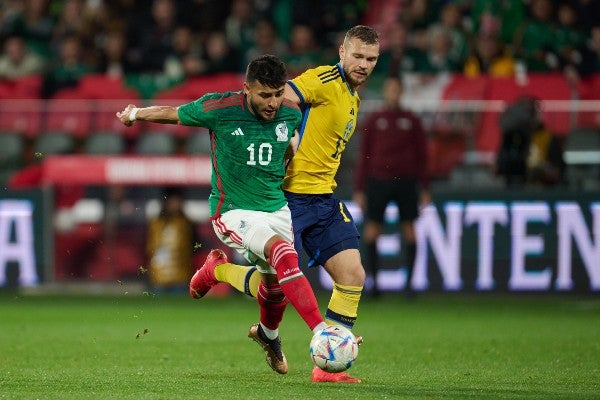 Alexis Vega en acción con el Tri frente a Suecia