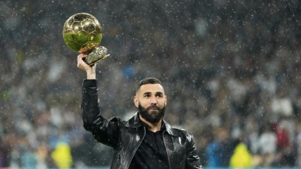 Benzema celebra el Balón de Oro