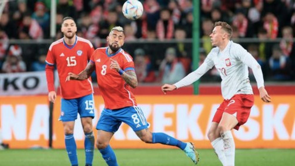 Arturo Vidal en la disputa por el balón