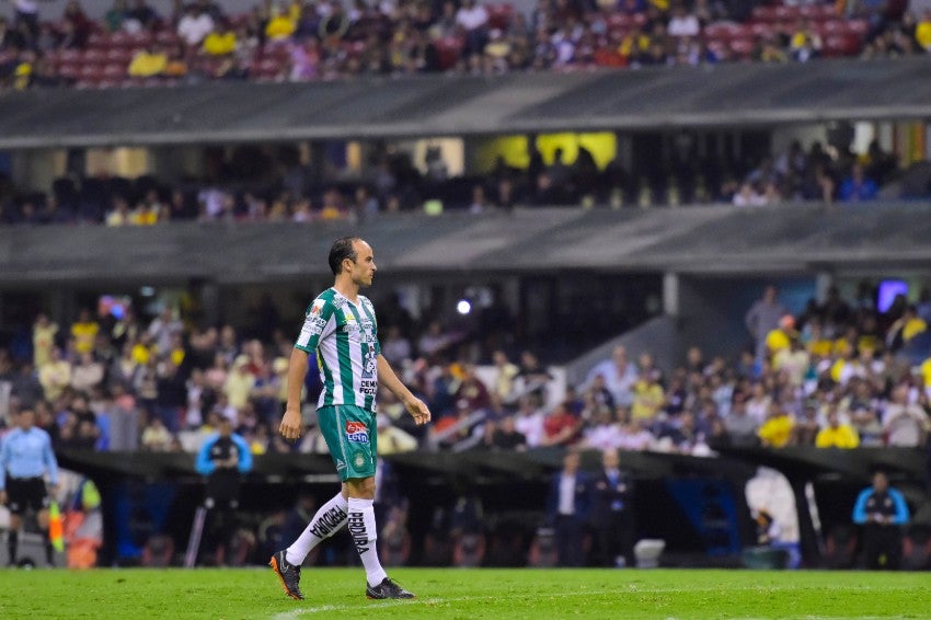 Landon Donovan durante un partido con León