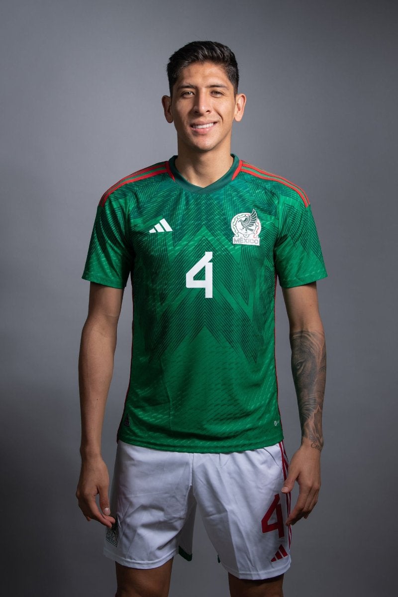 Edson Álvarez con el jersey del Tri