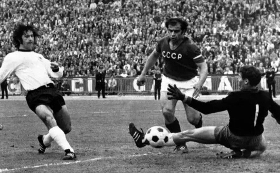 Gerd Müller marca con Alemania en 1974