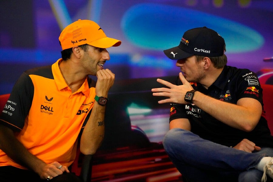 Daniel Ricciardo platicando con Verstappen