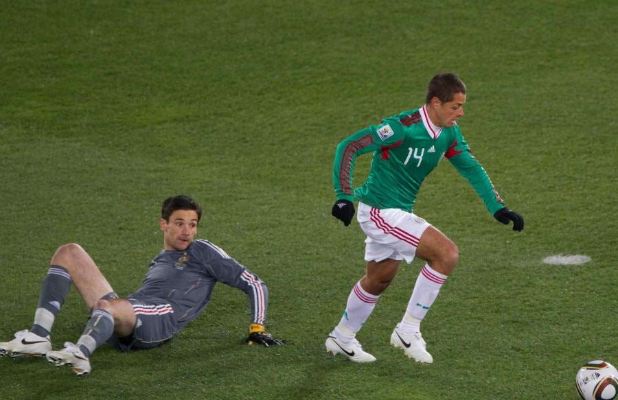 Javier Hernández anota ante Francia en Sudáfrica 2010