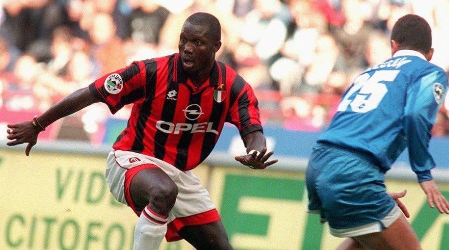 George Weah en juego con el Milan