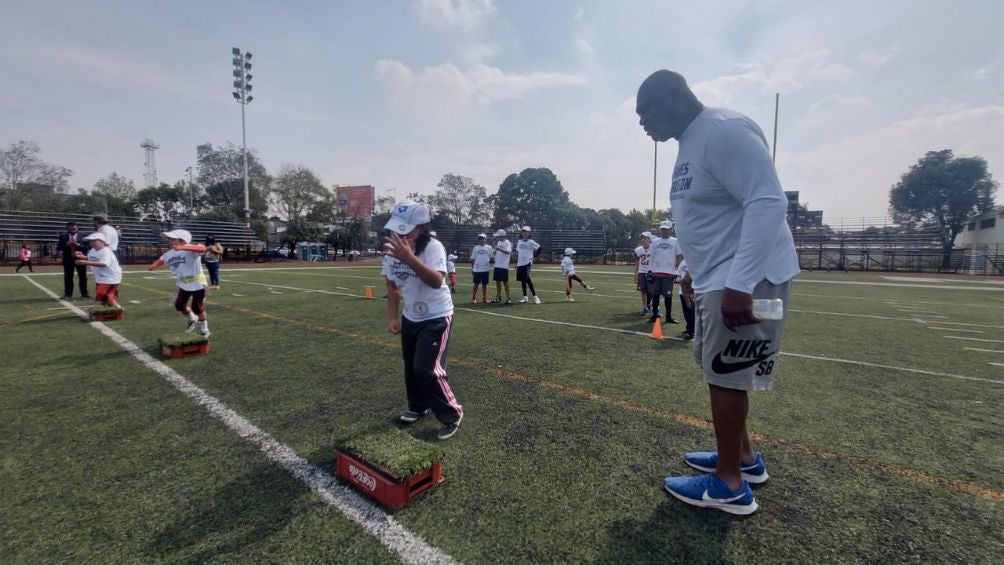 Charles Haley en la cancha con niños