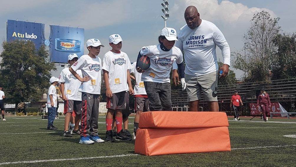 Chris Haley en una clinica en la CDMX