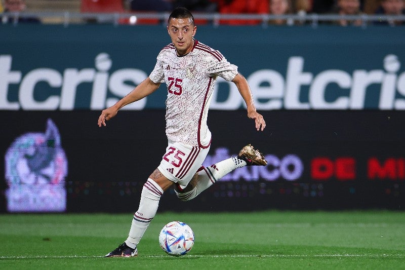 Roberto Alvarado en partido con el Tri