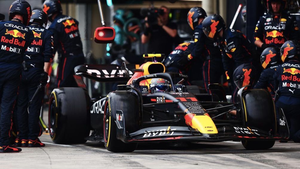 El RB18 de Checo en pits