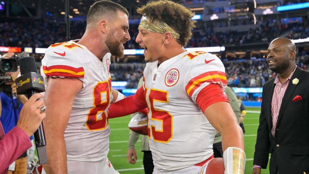 Travis Kelce y Patrick Mahomes celebran con los Chiefs