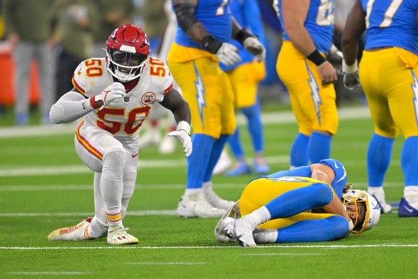 El pase de fantasía de Mahomes para TD en triunfo de Chiefs a Chargers -  Para Ganar