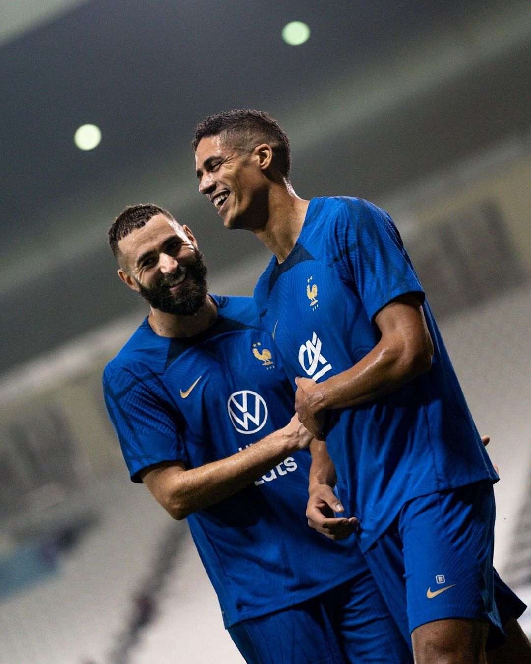 Benzema y Varane en un entrenamiento de Francia