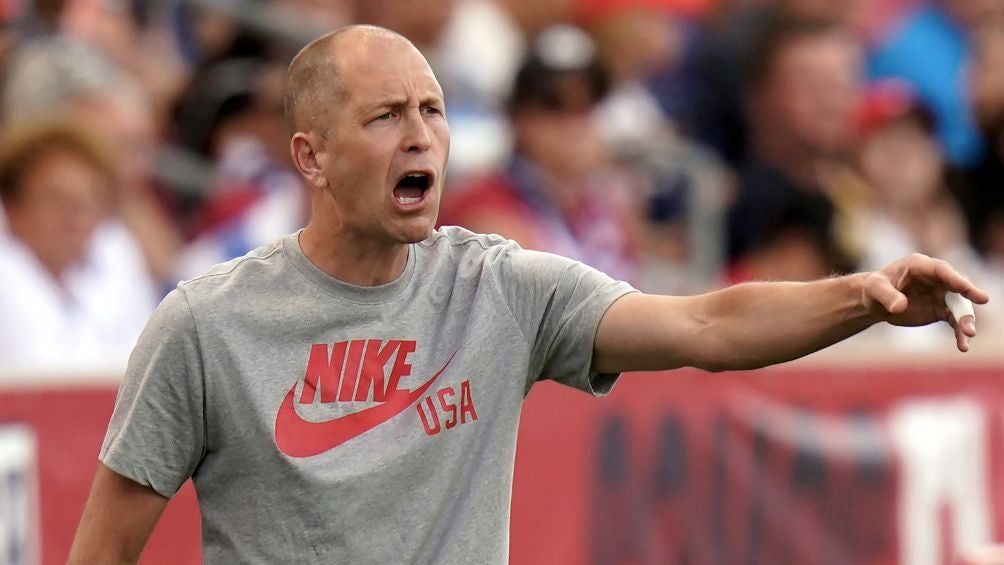 GREGG BERHALTER DIRIGIENDO A LOS E.E.U.U.