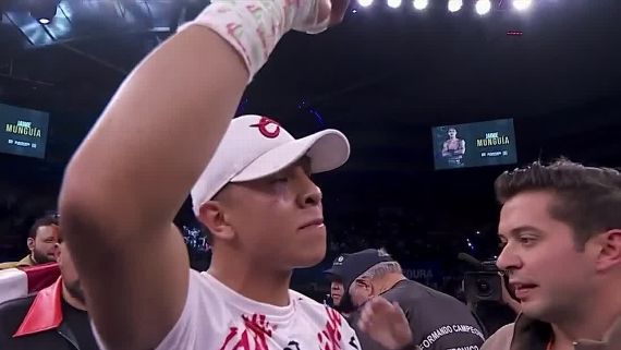 Jaime Munguía celebra la víctoria 