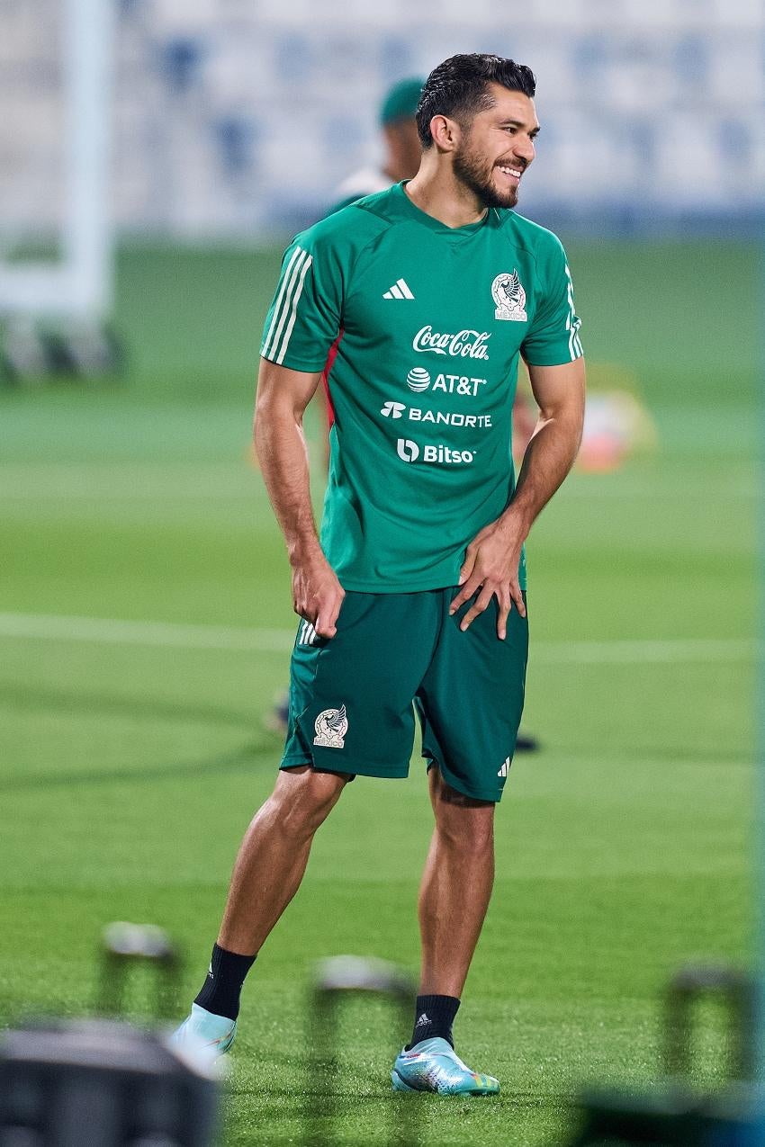 Henry Martín en entrenamiento con el Tri