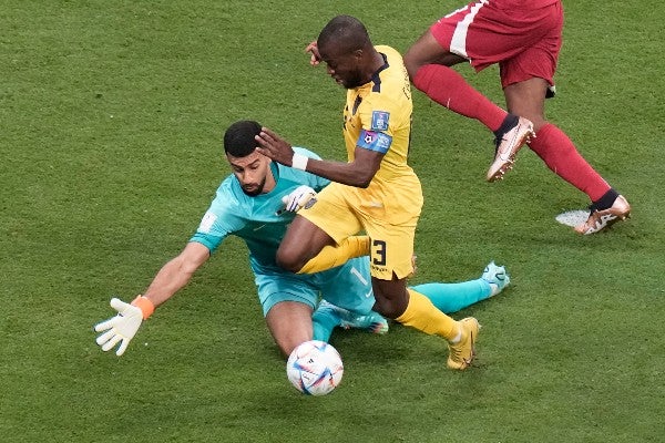 Enner Valencia de Ecuador y el guardameta de Qatar Saad Al Sheeb