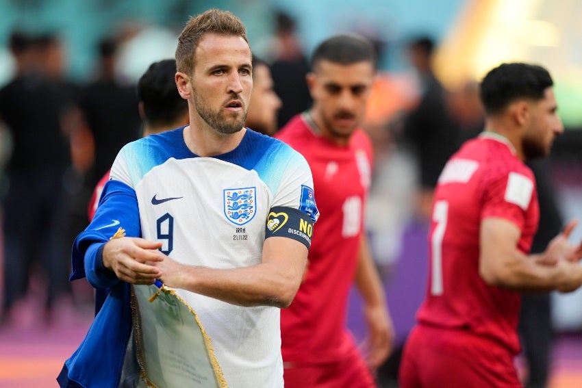 Harry Kane con el brazalete a la no discriminación 