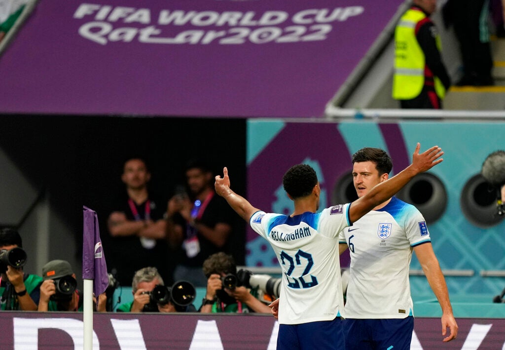 Inglaterra festeja un gol ante Irán