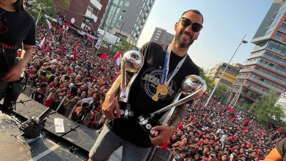 Emanuel Aguilera posa con los trofeos que ganó en el Atlas