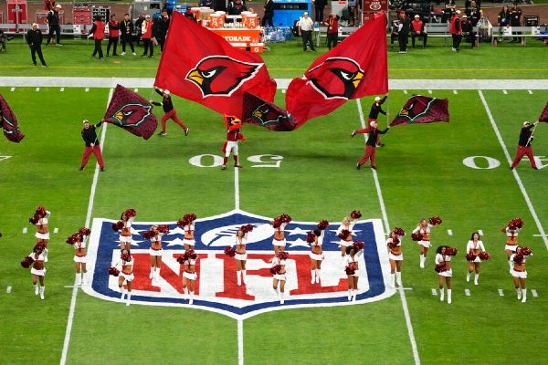 VIDEO: Grupo Firme recibe abucheos en medio tiempo de la NFL del Estadio  Azteca