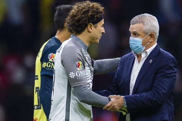 Memo Ochoa y Javier Aguirre en el Estadio Azteca durante el AP21