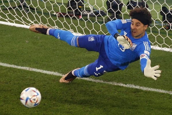 Memo Ochoa con la Selección Mexicana vs Polonia en Qatar 2022