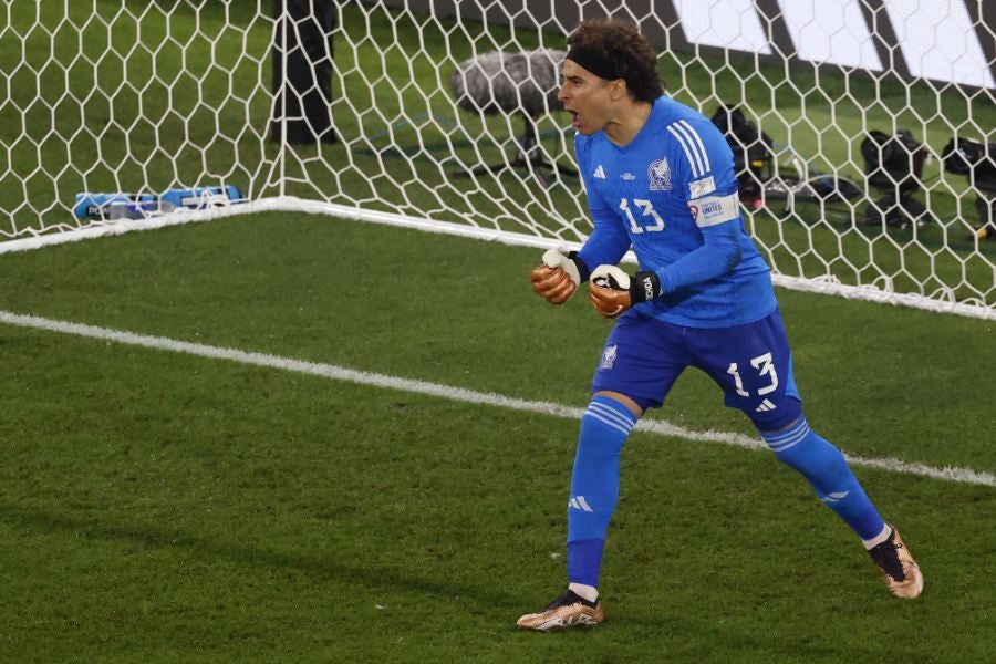 Guillermo Ochoa celebra el penal atajado a Lewandowski