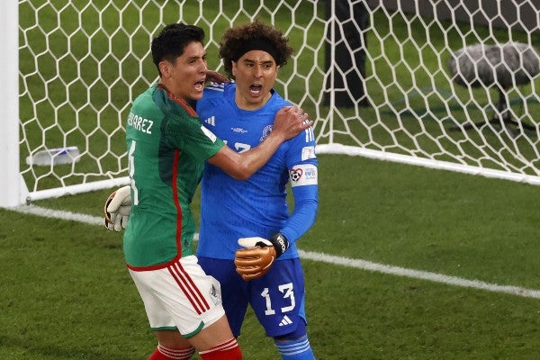 Memo Ochoa celebra con Edson Álvarez