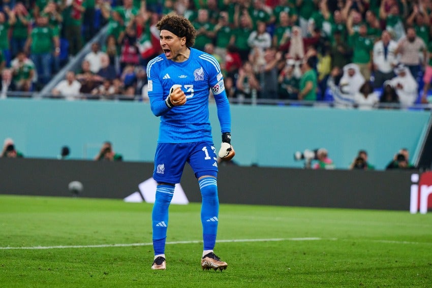 Memo Ochoa tras atajar el penalti de Lewa