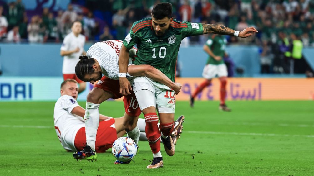 Alexis Vega disputando el balón ante Polonia